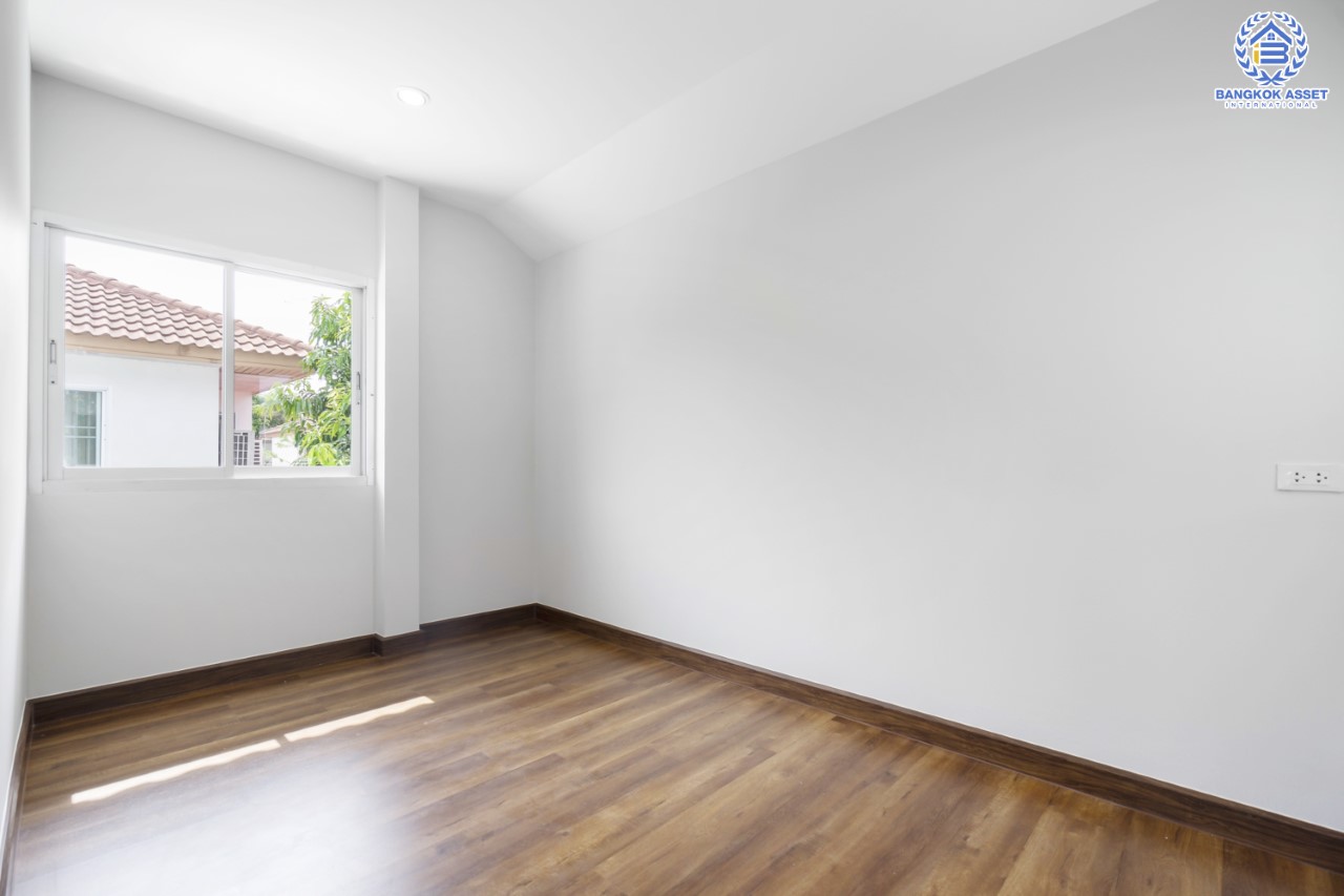 บ้านมือสองตกแต่งใหม่ ม.ศุภาลัยวิลล์ วงแหวน-รัตนาธิเบศร์ เนื้อที่ 54 ตร.ว. ฟังก์ชันจัดเต็ม 4 ห้องนอน 2 ห้องน้ำ 3 ที่จอดรถ ตอบโจทย์ทุกการเข้าอยู่ บนทำเลเดินทางสะดวก ใกล้ ถ.กาญจนาภิเษก เซ็นทรัลเวสต์เกต และรถไฟฟ้า "สถานีคลองบางไผ่